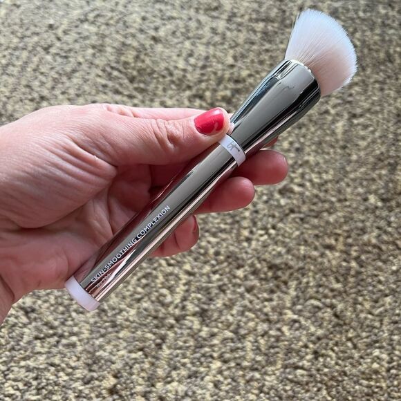 It cosmetics Skin Smoothing Complexion Brush - Picture 3 of 8